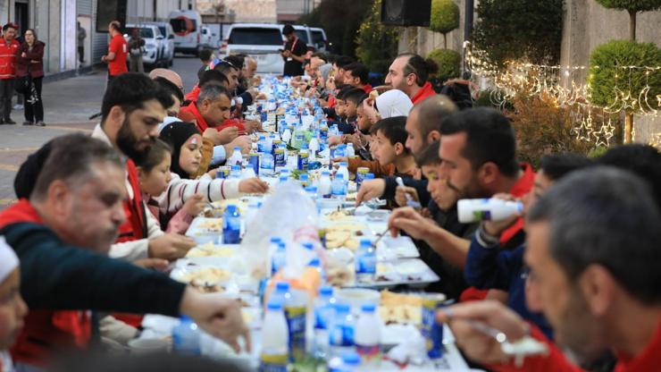 İstanbul-Kızılaydan İblibde engelli kamplarında kalanlara yardım, yetimhanedeki çocuklara iftar