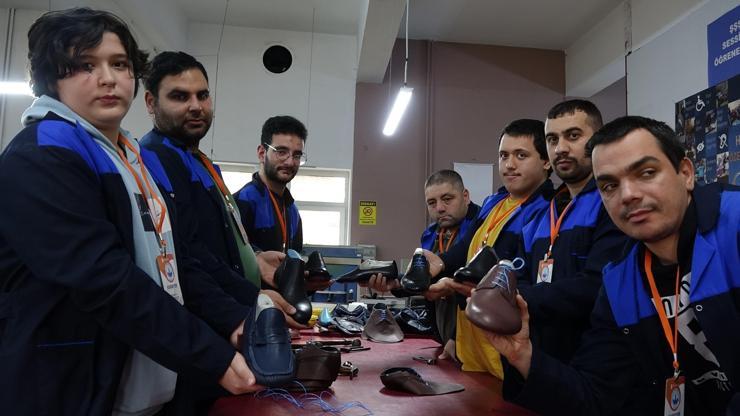Özel bireyler hem meslek öğreniyor hem üretiyor
