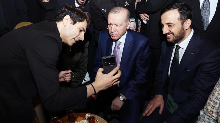 Cumhurbaşkanı Erdoğan, AK Parti İstanbul İl Başkanlığında gençlerle bir araya geldi
