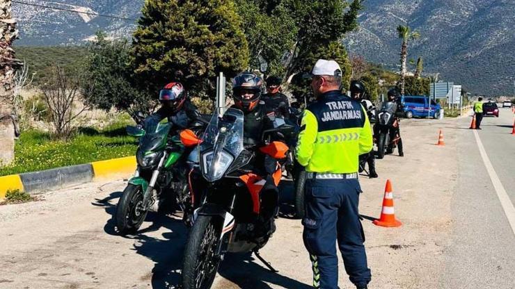Antalyada motosiklet denetimi; 1 milyon 298 bin 670 lira ceza