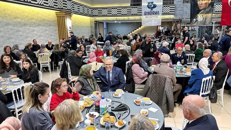 Bandırma Belediyesi şehit aileleri ve gaziler için iftar programı düzenledi