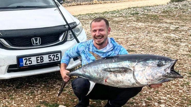 Saros’ta kıyıdan oltayla 30 kiloluk orkinos yakaladı
