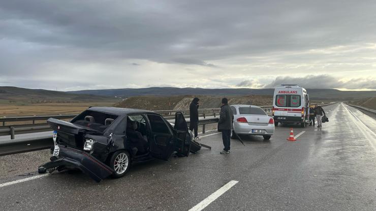 Sivasta iki otomobilin çarpıştığı kazada 5 kişi yaralandı