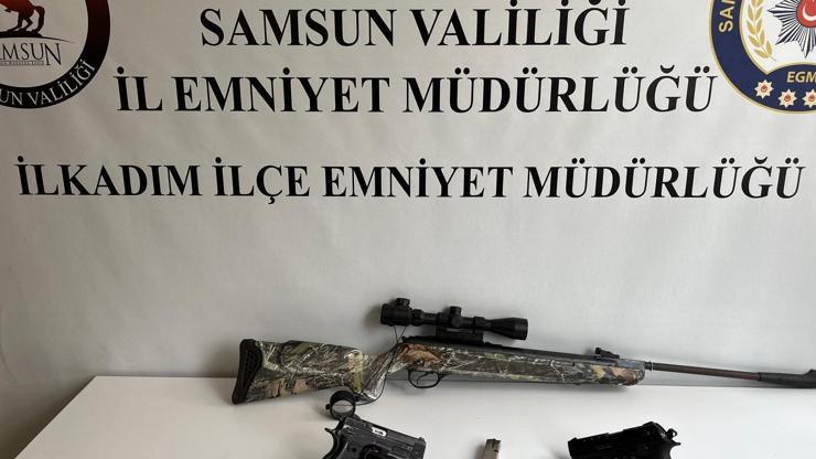 Durdurulan araçta silah ele geçirildi; 2 gözaltı