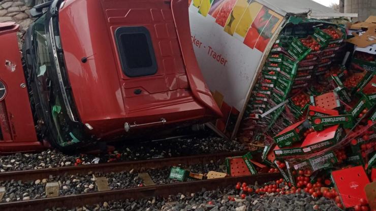 TIRın tren yoluna düşmesi seferleri aksattı