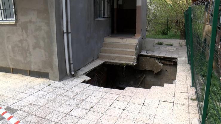 Pendikte 4 Katlı Binaların Bahçe Zemini Çöktü