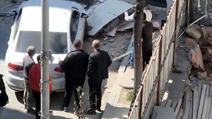 Yıkım sırasında binadan kopan parçalar otomobilin üzerine düştü