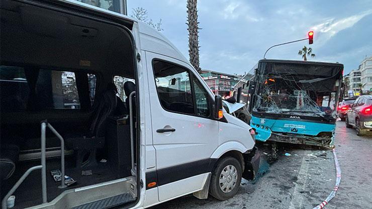 Refüje çıkan halk otobüsü ile servis çarpıştı