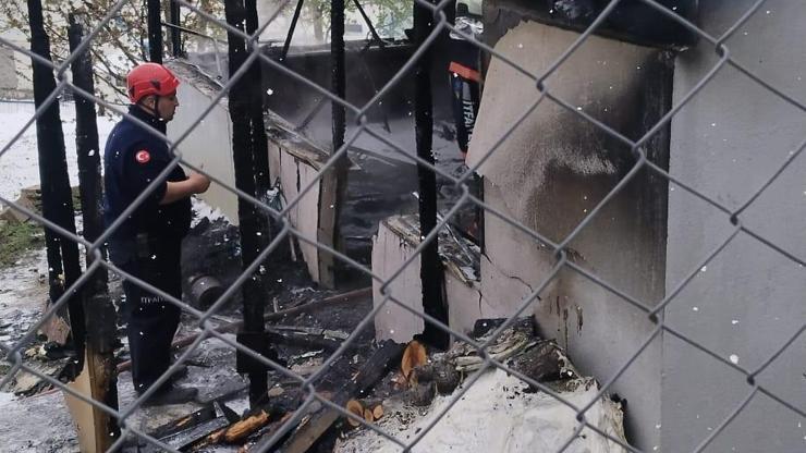 Prefabrik evde çıkan yangında 2 çocuk öldü