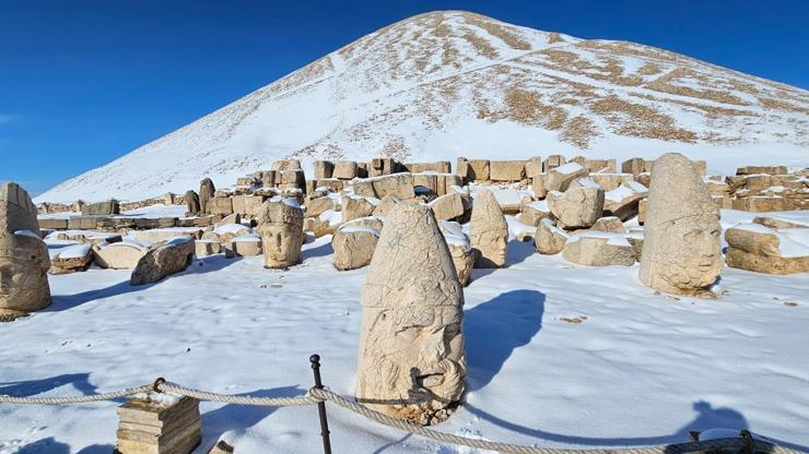 Nisanda Nemrut Dağında Turistlere Kar Sürprizi