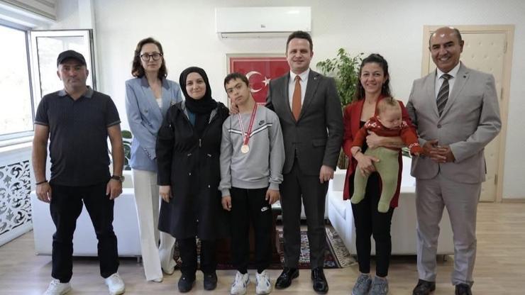 Türkiye Şampiyonu Aziz Can Aydoğan İl Milli Eğitim Müdürü Çayı ziyaret etti