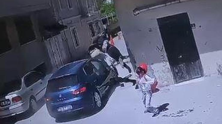 Motosiklet ile otomobilin çarpıştığı kazada 2 kişi yaralandı, 1 çocuk şans eseri kurtuldu; olay anı kamerada