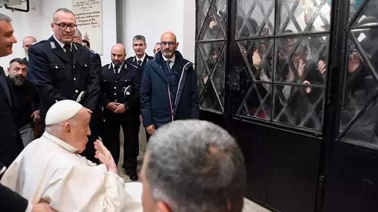 Papa cezaevinde mahkumları ziyaret etti