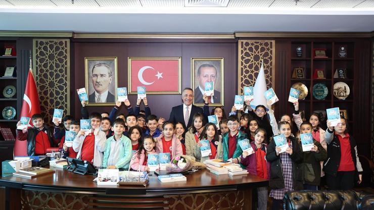 İlkokul öğrencileri, Sultangazi Belediye Başkanı Dursunu ziyaret etti