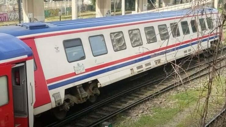İzmir’de bakımdan dönen yolcu treninin bir vagonu raydan çıktı
