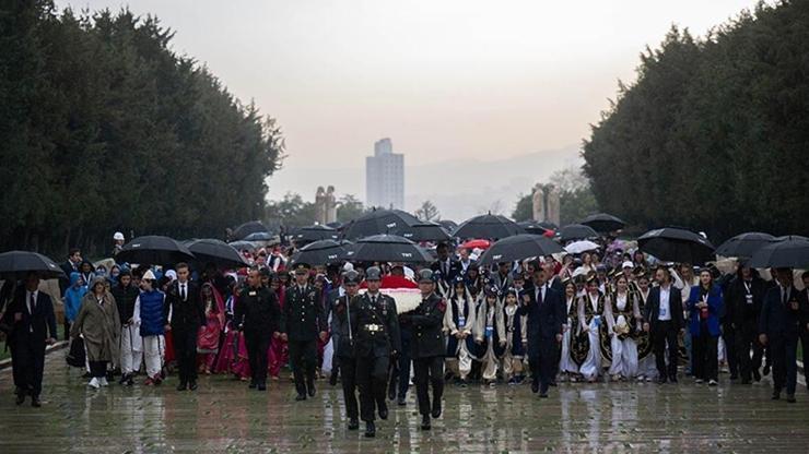 Dünya çocukları Anıtkabiri ziyaret etti