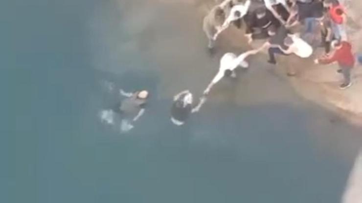 Boğulma tehlikesi geçirenler insan zinciri oluşturularak kurtarıldı; o anlar kamerada