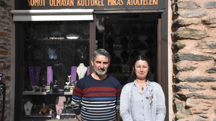 İzmirli Çift, Unutulmaya Yüz Tutmuş Sanatları Yaşatmaya Çalışıyor