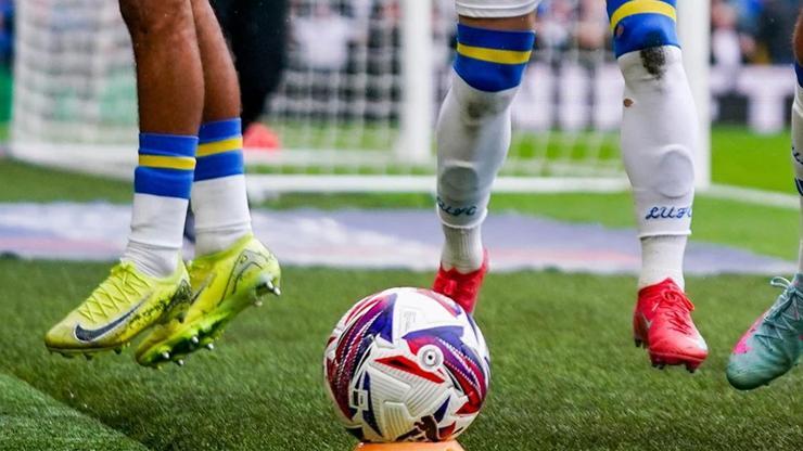 İngiltere Championshipte Leeds United ile Burnley, Premier Lige yükseldi