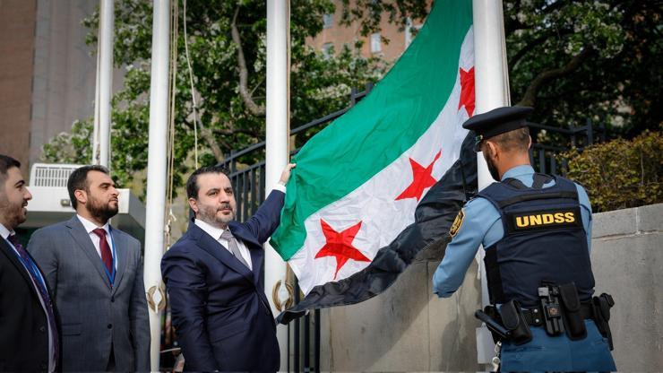 ABDdeki BM merkezinde, yeni Suriye bayrağı göndere çekildi