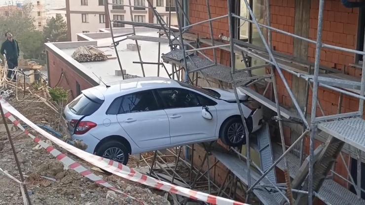 İstanbul - Kartalda yoldan çıkan otomobil inşaat ile duvar arasında sıkıştı