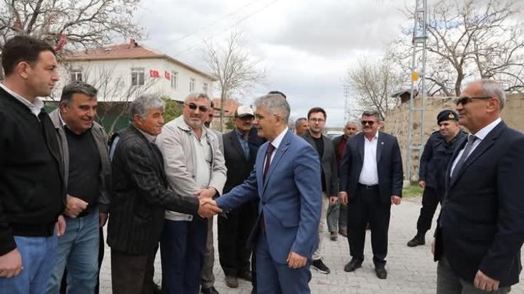 Niğde Valisi Cahit Çelik Obruk Köyünde çocuklara kitap hediye etti