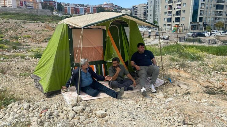 15 yıldır kentsel dönüşüm bekleyen hak sahipleri, arazilerine çadır kurdu