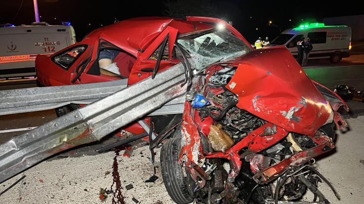 Kocaeli’de otomobil bariyere çarptı; 2 ölü