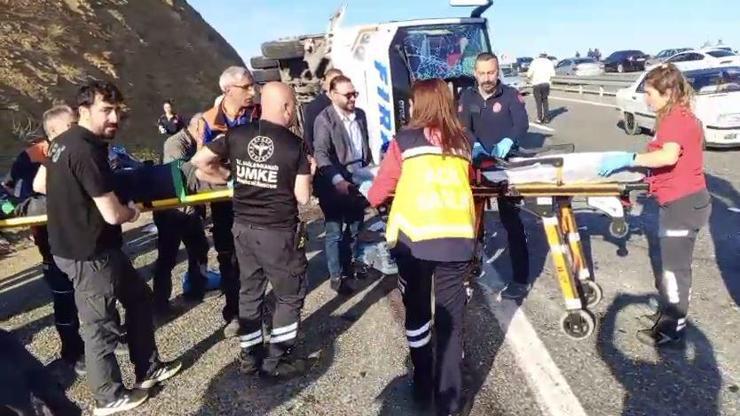 Elazığda yolcu midibüsü devrildi; 25 yaralı