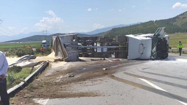 Gaziantep’te devrilen TIR’ın sürücüsü yaralandı, yolda uzun araç kuyruğu oluştu