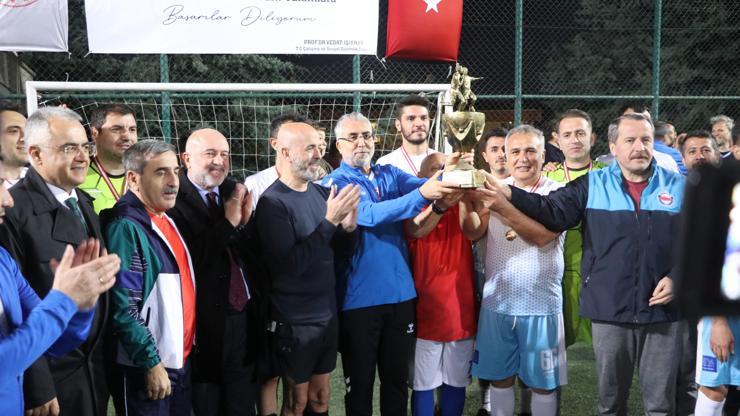 Bakan Işikhandan 1 Mayıs Futbol Turnuvası Finalinde Başlama Vuruşu