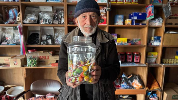 69 yıllık bakkal, hem zamana hem de zincir marketlere direniyor