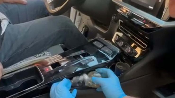 İhbar sonrası durdurulan otomobilden uyuşturucu ve tabanca çıktı; 2 tutuklama