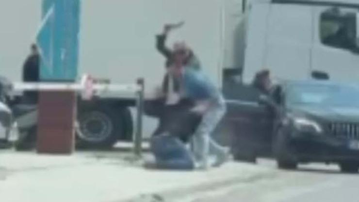 Trafikteki satırlı kavga kamerada; 1 yaralı