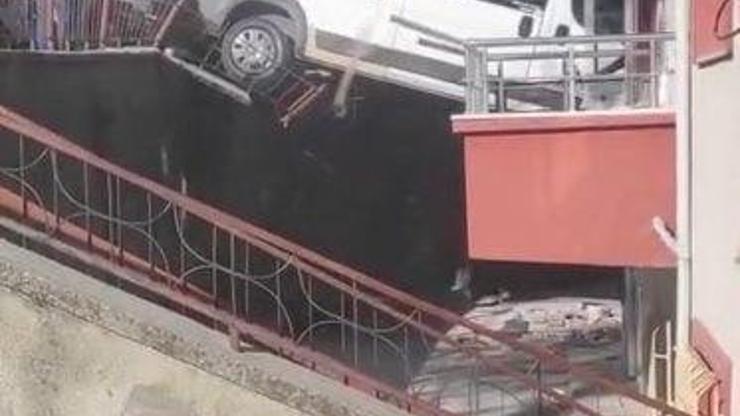 Kontrolden çıkan okul servisi apartmana çarptı: 2 öğrenci yaralandı