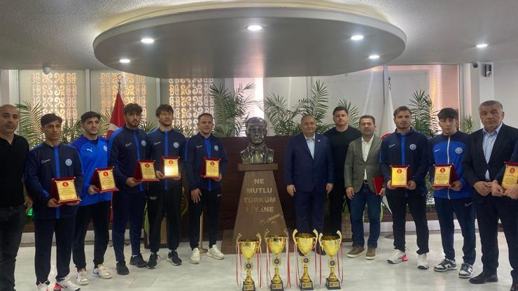 Türkiye şampiyonu ASKİ ve Keçiören Belediyesi Spor Kulübü sporcuları, ödül töreninde bir araya geldi