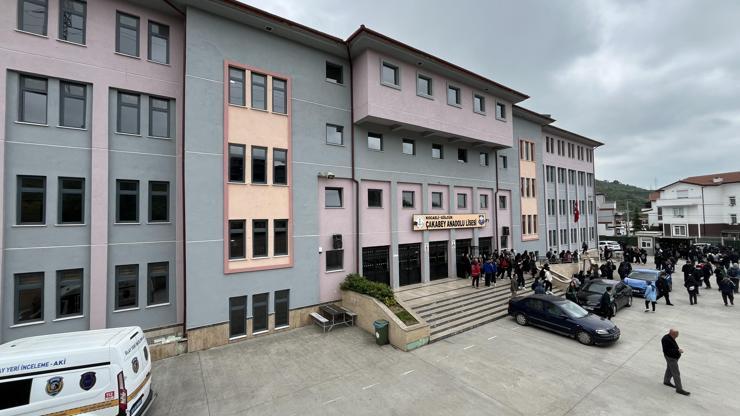 4’üncü kattan düşen liseli ağır yaralandı