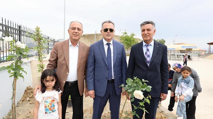 Depremde hayatını kaybeden öğretmeni öğrencileri unutmadı