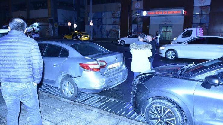 Park Halindeki Otomobillere Çarpan Hafif Ticari Araç: 2 Yaralı