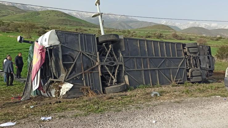 Vanda yolcu otobüsü devrildi: 28 yaralı