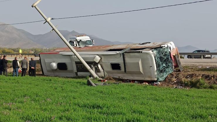 Vanda yolcu otobüsü devrildi: 28 yaralı