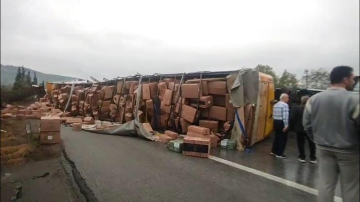 TEM Otoyolunda TIRın devrildiği kaza kamerada