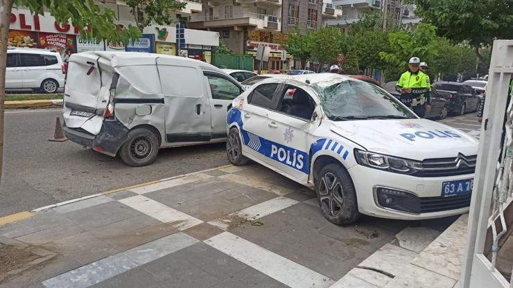Şanlıurfada 3 aracın karıştığı kazada biri polis 2 kişi yaralandı