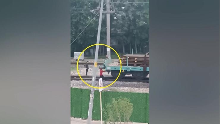Çocukların Tren Vagonundaki Tehlikeli Oyunu