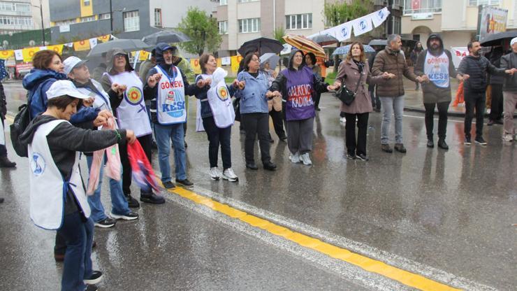 Sivasta yağmur altında halaylı 1 Mayıs