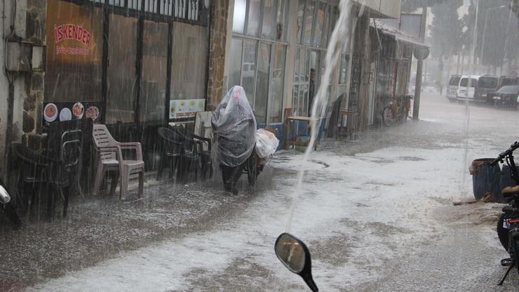 Manisada sağanak ve dolu etkili oldu