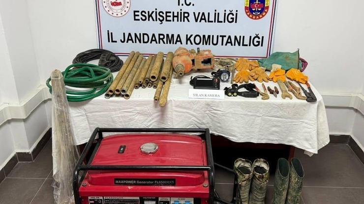 Kaçak kazı yapan 3 şüpheliye, suçüstü