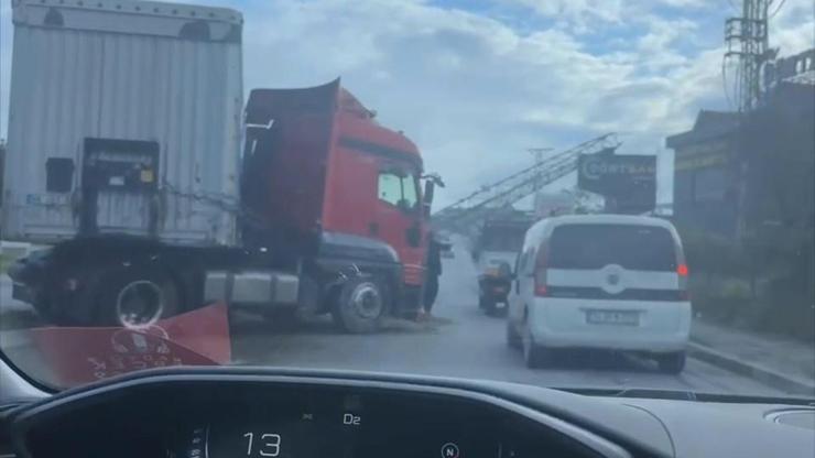 İstanbul - Esenyurt’ta sürücüsünün direksiyon hakimiyetini kaybettiği TIR, refüjdeki PTS direğini devirdi