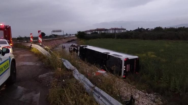 SON DAKİKA... Manisada yolcu otobüsü devrildi: 16 yaralı