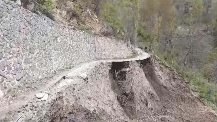 Artvin’de yol çalışmasında heyelan kamerada
